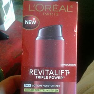 L'Oreal Revitalift Triple Power Day Moisturizer